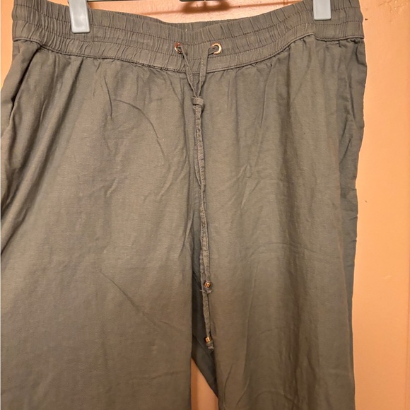 Size Medium Ladies Guess Olive Green Linen Pants. EUC - Picture 1 of 8